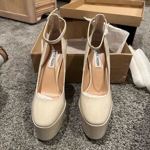 Steve Madden Skyrise heels (color bone patent). Size 7. Brand new.